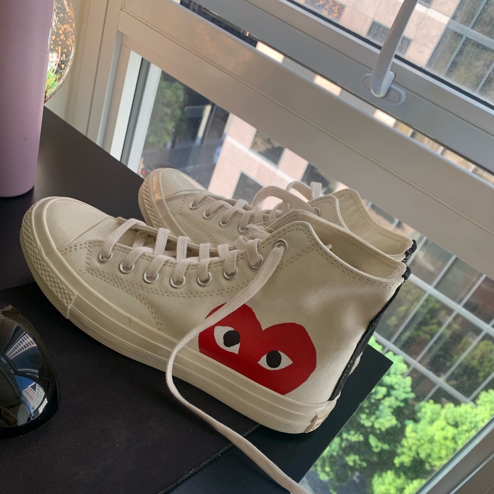 Men’s 7/Women’s 9 comme des garcons converse